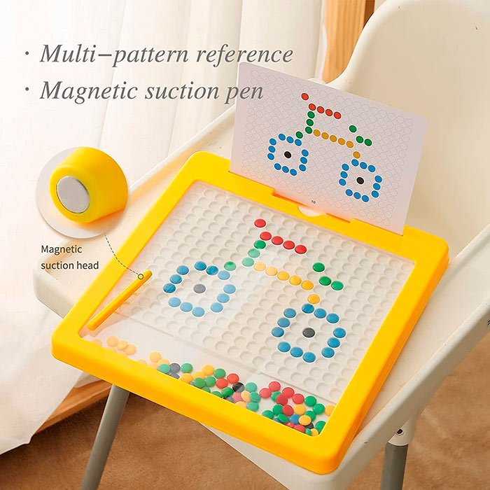 Vaše dijete može koristiti magnete za kreiranje bilo kojeg motiva koji želi ili upotrijebiti jednu od 10 priloženih kartica za umetanje u utor na ploči!