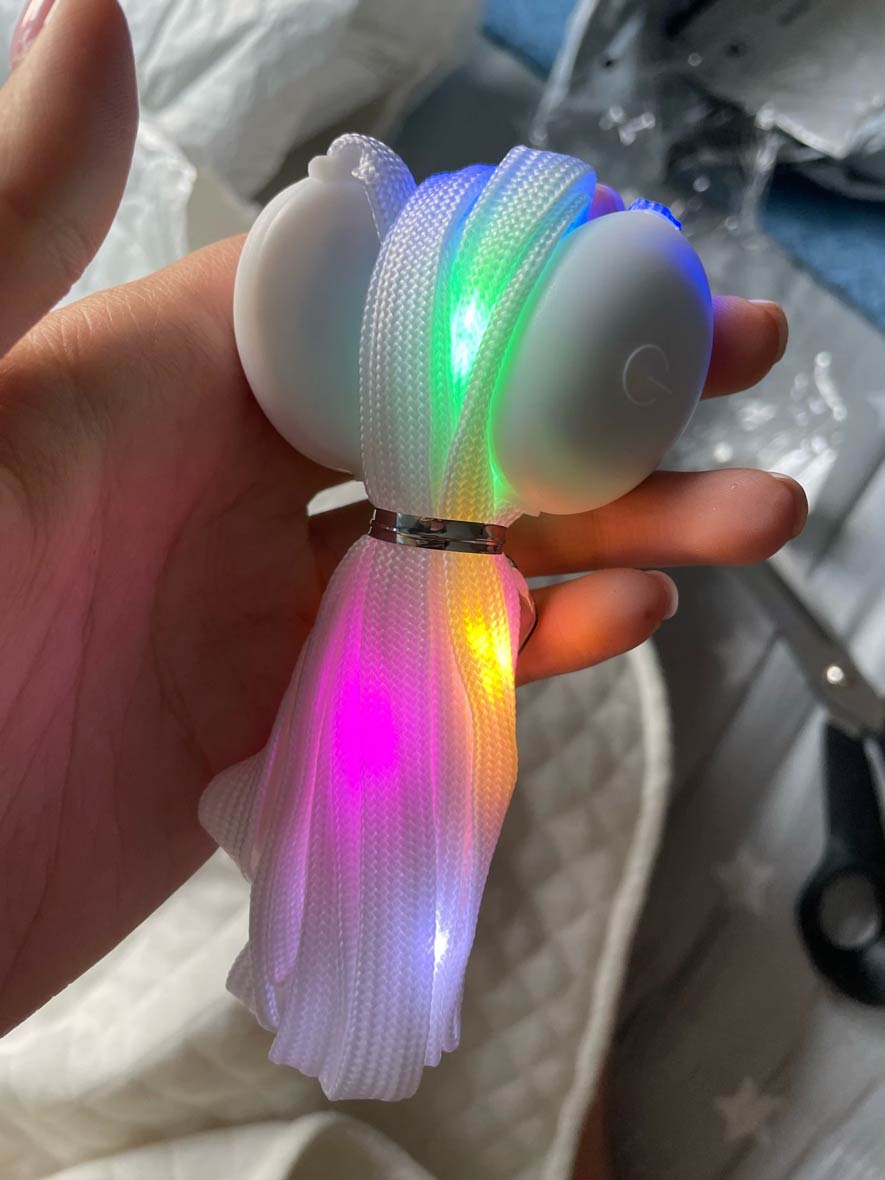 LedLaces, svjetleće vezice – bijele sa šarenim led svjetlima - Image 3