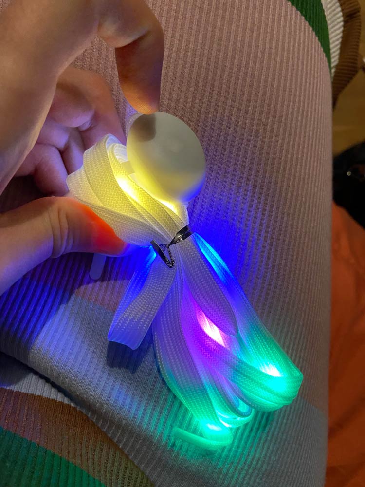 LedLaces, svjetleće vezice – bijele sa šarenim led svjetlima - Image 5