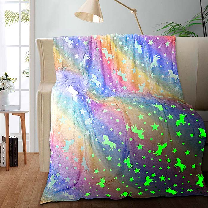 Glow Blanket je savršen izbor za poklon jer je vrlo koristan i djeca ga obožavaju jer svijetli u tami!