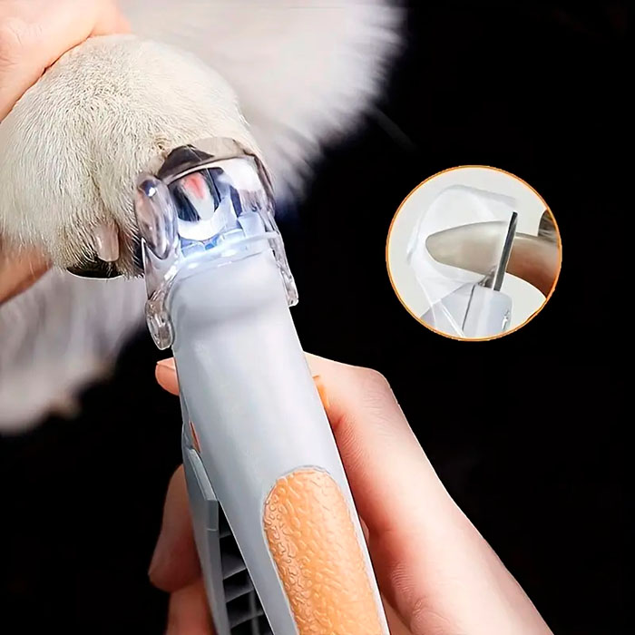 PawGloTrim osigurava sigurno i nježno uređivanje kandži vaših mačaka i pasa, zahvaljujući oštrim škarama i ugrađenom LED svjetlu.