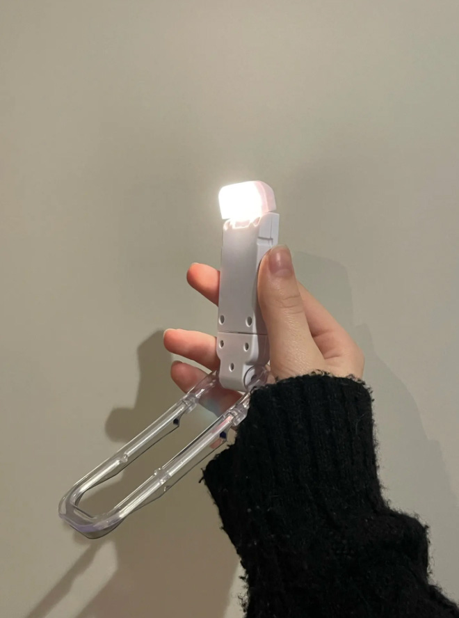 ReadLed, mini LED lampa koja se može montirati na knjigu - Image 9