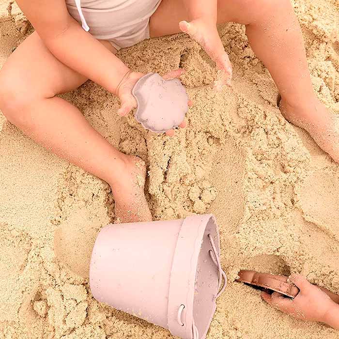 Set igračaka je pogodan za igru u pješčaniku, na plaži, u bazenu, itd.
