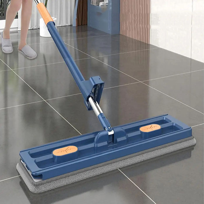 Jednostavno umočite mop u vodu, prebrišite pod i zatim upotrijebite mehanizam za cijeđenje viška vode!